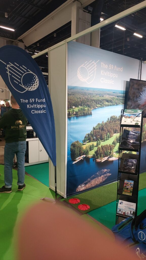 Golfmessujen osasto, jossa banneri The S9 Fund Kivitippu Classic ja ilmakuva golfkentästä
