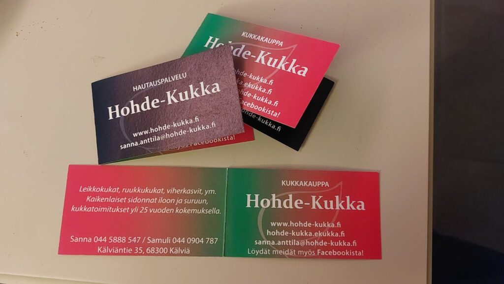 Hohde-Kukka-yrityksen käyntikortit, punavihreä värimaailma, kukkakauppa ja hautauspalvelu